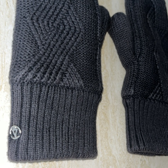 Ivivva “Naturally Nice” Mittens Med/Large (Women’s Small) - Picture 3 of 6